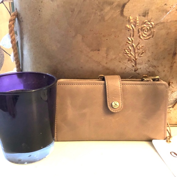 HOBO Handbags - HOBO TORCH WALLET IN COBBLESTONE 🎉